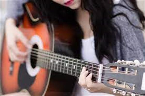 آموزش گیتار توسط مدرس خانوم-تهران-تهران-موسیقی-بلنگو